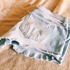LIGHT WASH LOW RISE SHORT SHORTS